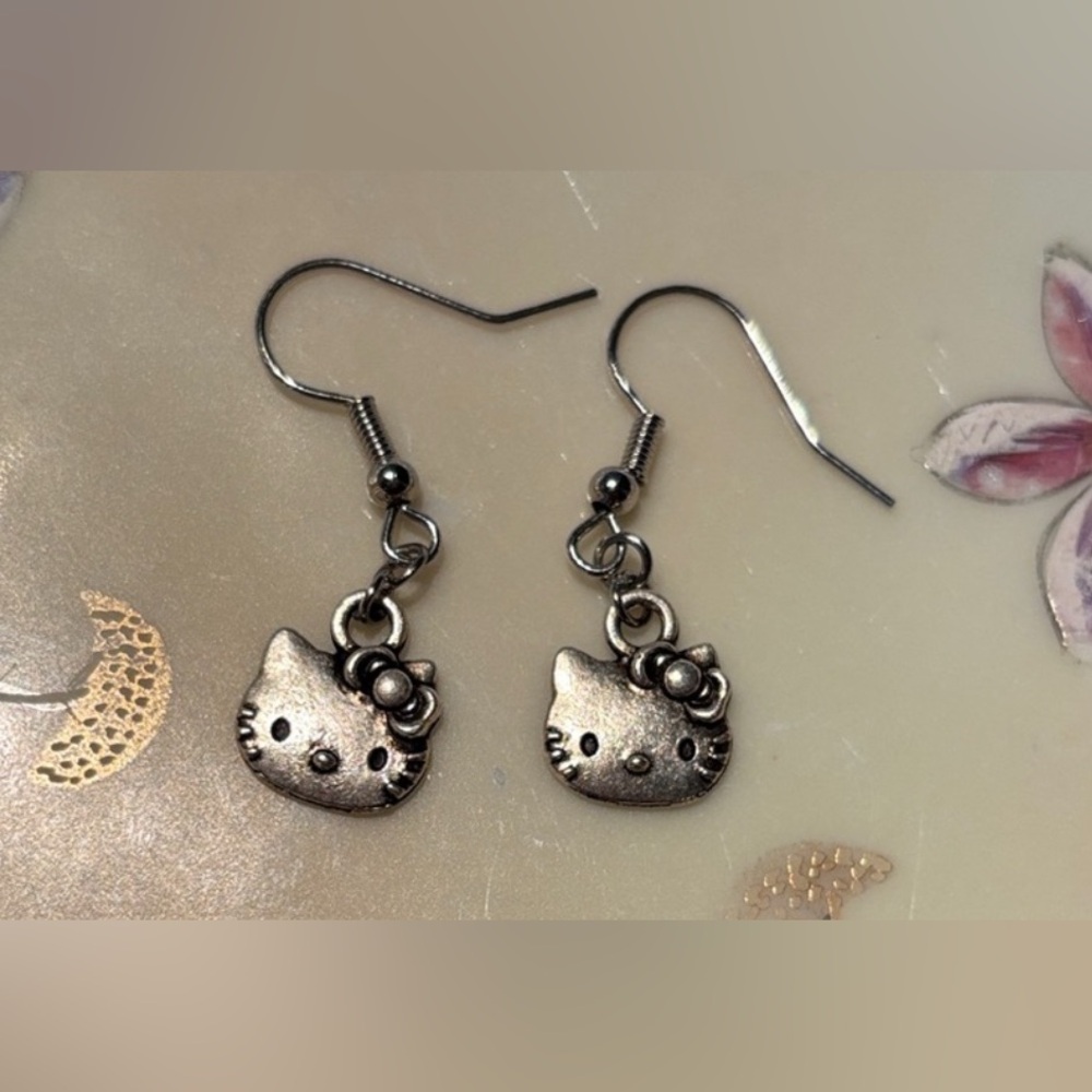 Sanrio Silver Tone Hello Kitty Cat Earrings Women’s Fashion Jewelry Accessories